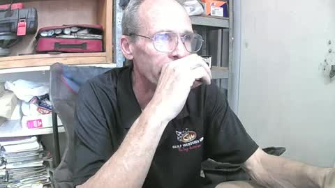 Snapshot of 04oldskool chatting on December 4, 4:37 am 04oldskool online show from December 4, 4:37 am