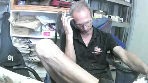 Snapshot of 04oldskool chatting on December 10, 2:38 am 04oldskool online show from December 10, 2:38 am
