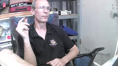 Snapshot of 04oldskool chatting on December 4, 9:18 pm 04oldskool online show from December 4, 9:18 pm