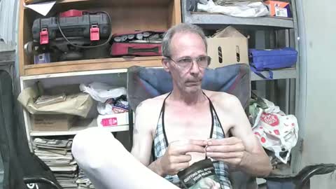 Snapshot of 04oldskool chatting on December 22, 11:41 pm 04oldskool online show from December 22, 11:41 pm