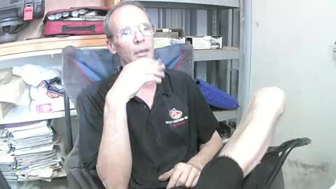 Snapshot of 04oldskool chatting on December 4, 1:30 am 04oldskool online show from December 4, 1:30 am