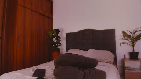Snapshot of 2gays_1straight chatting on February 3, 6:49 pm David and Yoel online show from February 3, 6:49 pm