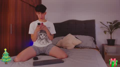 Snapshot of 2gays_1straight chatting on December 22, 8:25 pm David and Yoel online show from December 22, 8:25 pm