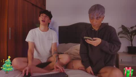 Snapshot of 2gays_1straight chatting on December 19, 10:21 pm David and Yoel online show from December 19, 10:21 pm