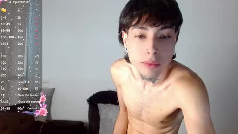 _alexblunt_ online show from December 31, 9:17 pm