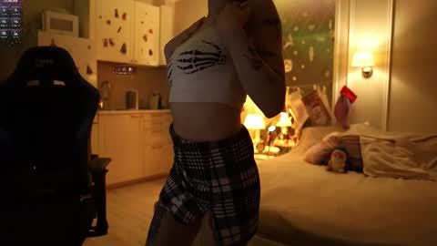 _alice_meyss_ online show from December 14, 9:32 pm