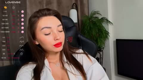 Emilia   online show from November 20, 7:44 pm