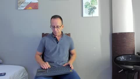 _axelking_ online show from November 24, 11:20 am