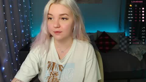 Snapshot of _blonde_barbie_ chatting on December 2, 4:37 pm Elizabeth online show from December 2, 4:37 pm
