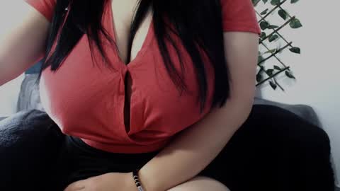 Snapshot of _donniia_ chatting on December 15, 1:43 pm Dannia online show from December 15, 1:43 pm