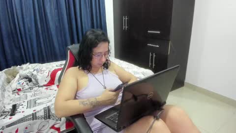 Snapshot of _emma_loyd_ chatting on January 18, 3:20 am Emma online show from January 18, 3:20 am