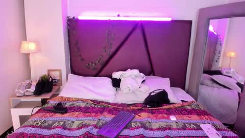 Isa online show from January 7, 2:19 pm