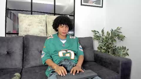 Snapshot of _jaay77 chatting on February 6, 11:37 pm Jay online show from February 6, 11:37 pm