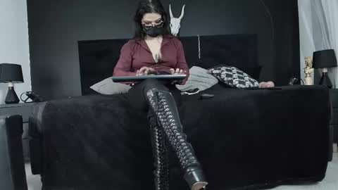 Miss Jade online show from October 18, 1:15 pm