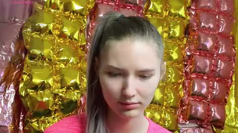 _kikiclark_ online show from April 19, 1:23 pm