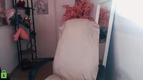 Snapshot of _kittyboo chatting on February 19, 11:49 am Aleksa online show from February 19, 11:49 am