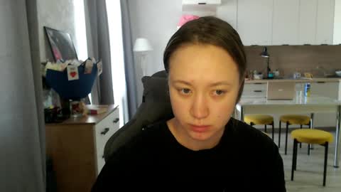 _lalune_ online show from April 16, 9:09 am