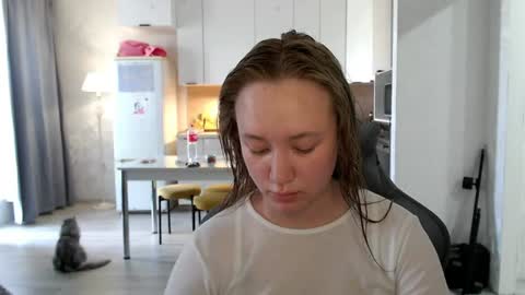 _lalune_ online show from June 17, 10:09 am