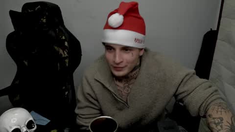 Snapshot of _layne chatting on December 31, 5:33 am Layne online show from December 31, 5:33 am