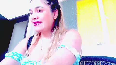 _lunagold_ online show from April 6, 9:38 pm