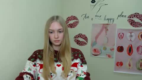 Snapshot of _mademoiselle_e chatting on January 18, 4:42 pm Clara online show from January 18, 4:42 pm