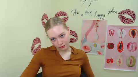 Snapshot of _mademoiselle_e chatting on February 19, 10:12 am Clara online show from February 19, 10:12 am