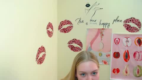 Snapshot of _mademoiselle_e chatting on February 21, 1:11 pm Clara online show from February 21, 1:11 pm