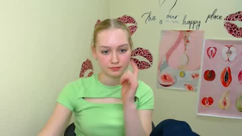 Snapshot of _mademoiselle_e chatting on February 22, 4:40 pm Clara online show from February 22, 4:40 pm
