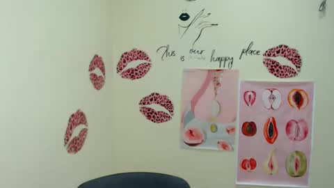 Snapshot of _mademoiselle_e chatting on February 4, 7:18 am Clara online show from February 4, 7:18 am