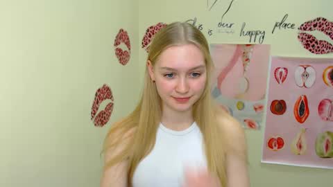 Snapshot of _mademoiselle_e chatting on February 21, 4:16 pm Clara online show from February 21, 4:16 pm