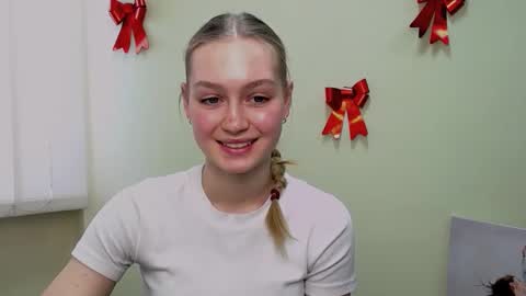 Snapshot of _mademoiselle_e chatting on February 25, 10:48 am Clara online show from February 25, 10:48 am