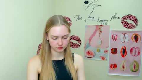Snapshot of _mademoiselle_e chatting on March 12, 10:26 am Clara online show from March 12, 10:26 am