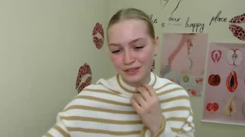Snapshot of _mademoiselle_e chatting on January 14, 2:32 pm Clara online show from January 14, 2:32 pm