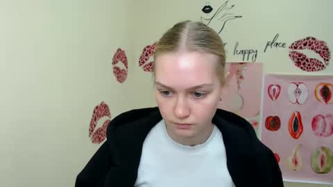 Snapshot of _mademoiselle_e chatting on February 4, 10:21 am Clara online show from February 4, 10:21 am