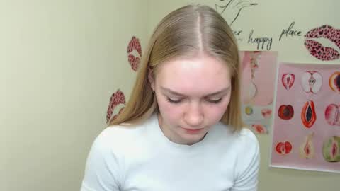 Snapshot of _mademoiselle_e chatting on February 9, 10:20 am Clara online show from February 9, 10:20 am