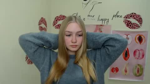 Snapshot of _mademoiselle_e chatting on January 6, 12:57 pm Clara online show from January 6, 12:57 pm