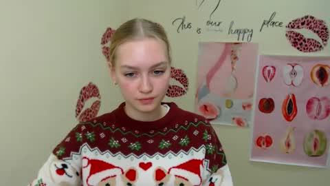 Snapshot of _mademoiselle_e chatting on January 8, 10:04 am Clara online show from January 8, 10:04 am