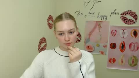 Snapshot of _mademoiselle_e chatting on January 17, 10:55 am Clara online show from January 17, 10:55 am