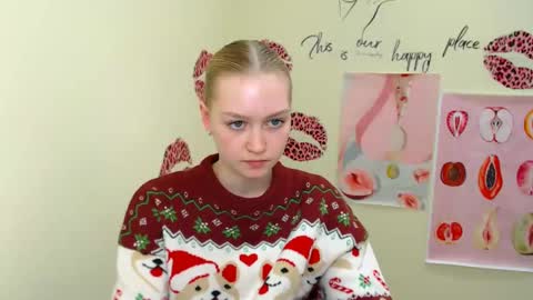 Snapshot of _mademoiselle_e chatting on February 22, 10:29 am Clara online show from February 22, 10:29 am