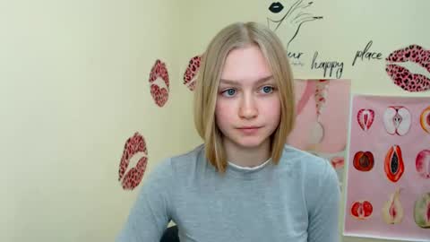 Snapshot of _mademoiselle_e chatting on March 4, 10:35 am Clara online show from March 4, 10:35 am
