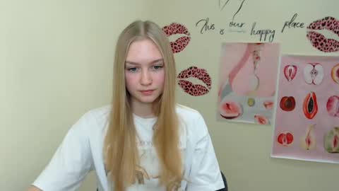 Snapshot of _mademoiselle_e chatting on January 19, 10:06 am Clara online show from January 19, 10:06 am