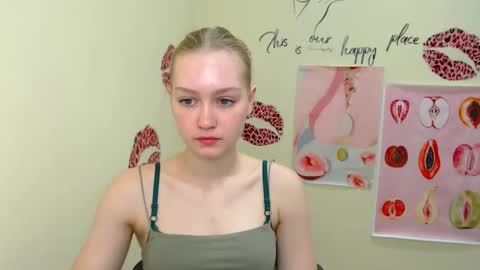 Snapshot of _mademoiselle_e chatting on February 22, 7:23 am Clara online show from February 22, 7:23 am