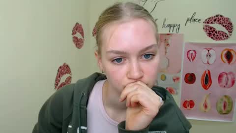 Snapshot of _mademoiselle_e chatting on January 26, 10:02 am Clara online show from January 26, 10:02 am