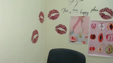 Snapshot of _mademoiselle_e chatting on February 5, 7:07 am Clara online show from February 5, 7:07 am