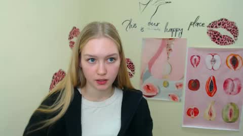 Snapshot of _mademoiselle_e chatting on February 18, 10:16 am Clara online show from February 18, 10:16 am