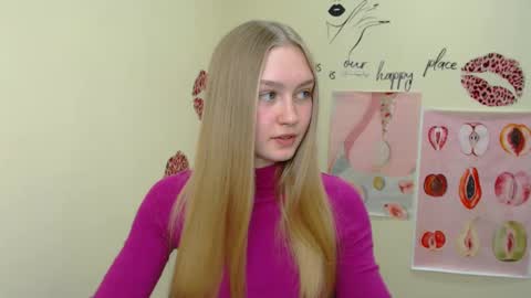 Snapshot of _mademoiselle_e chatting on February 14, 12:14 pm Clara online show from February 14, 12:14 pm