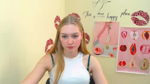 Snapshot of _mademoiselle_e chatting on February 15, 1:16 pm Clara online show from February 15, 1:16 pm
