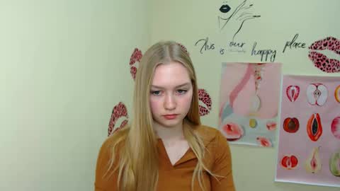 Snapshot of _mademoiselle_e chatting on February 23, 5:23 am Clara online show from February 23, 5:23 am