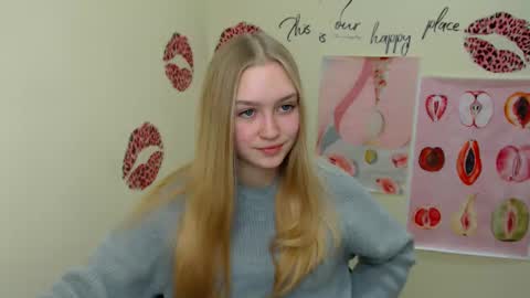 Snapshot of _mademoiselle_e chatting on January 7, 1:03 pm Clara online show from January 7, 1:03 pm