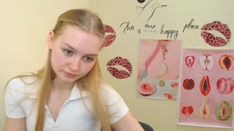 Snapshot of _mademoiselle_e chatting on February 27, 1:38 pm Clara online show from February 27, 1:38 pm